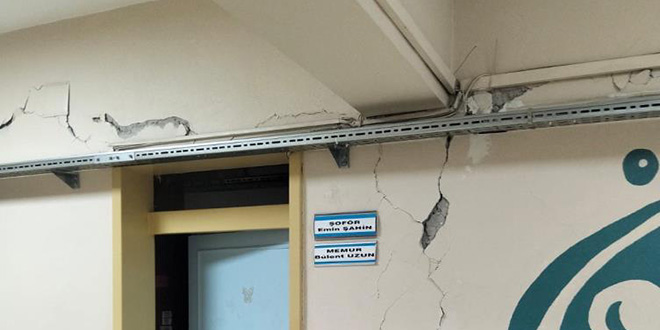 Tokat'ta 5,5 b�y�kl���ndeki deprem okul duvarlar�n� �atlatt�