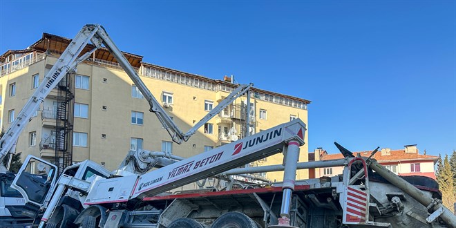 U�ak'ta beton pompas�n�n alt�nda kalan i��i �ld� - Son Dakika Haber