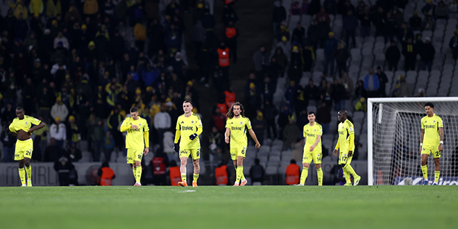 Fenerbah�e'ye zirve yar���nda a��r darbe