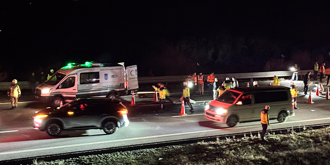 Anadolu Otoyolu'nda otob�s ile �ekici �arp��t�: 1 ki�i �ld� - Son Dakika Haber