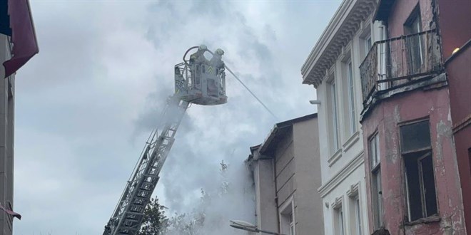 Fatih'te apartmanda ��kan yang�nda 1 ki�i �ld�, 6 ki�i yaraland�