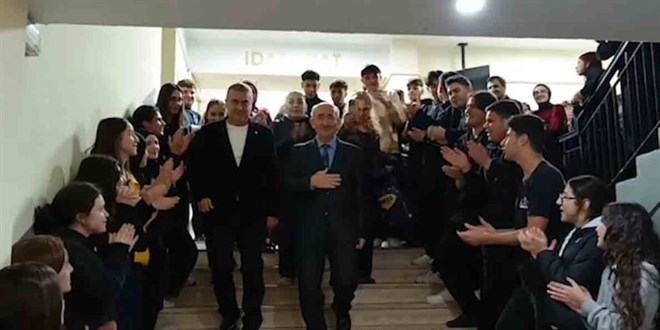 50 bin ��rencinin hayat�na dokundu: 40 y�ll�k ��retmene h�z�nl� veda - Son Dakika Haber