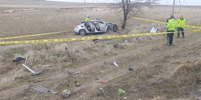 Otomobil �arampole devrildi: Anne ve baba �ld�, 4 �ocu�u a��r yaraland�