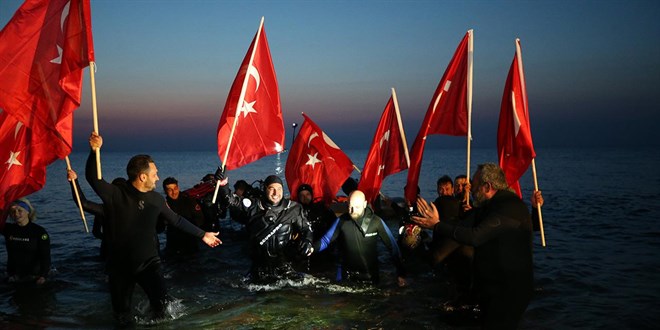 T�rk dalg�� d�nya rekoru k�rd�: So�uk suda 36 saat