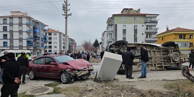 �orum'da minib�s ile otomobil �arp��t�: 5 yaral�
