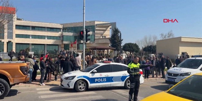 Antalya Kepez Kaymakaml���'nda silah sesleri: Bina tahliye edildi - Son Dakika Haber