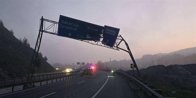 Bilecik'te t�r, trafik levhalar�na �arpt� - Son Dakika Haber