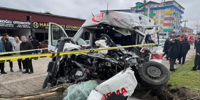 Vakaya giden ambulans kaza yapt�: 1 sa�l�k �al��an� hayat�n� kaybetti - Son Dakika Haber