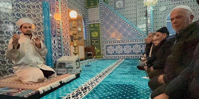 �mamdan '�iftetelli' isyan�: Namaz k�larken 'Azdavayl� Safiye' olmuyor