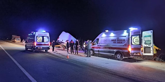 Edirne'de feci kaza: 2 �l�, 1 yaral�