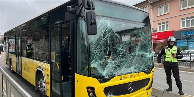 �sk�dar'da iki �ETT otob�s� �arp��t�