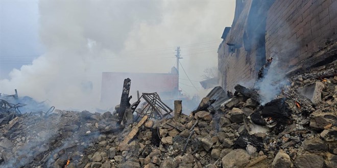 Bolu'da 5 ev ve 8 samanl�k yand� - Son Dakika Haber