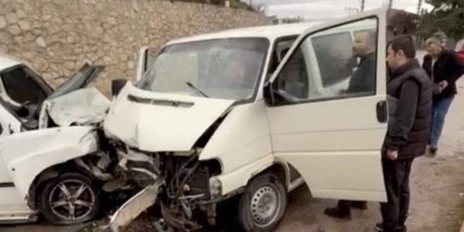 Bursa'da arife sabah� kaza: �ki otomobil �arp��t�, 7 ki�i yaraland� - Son Dakika Haber