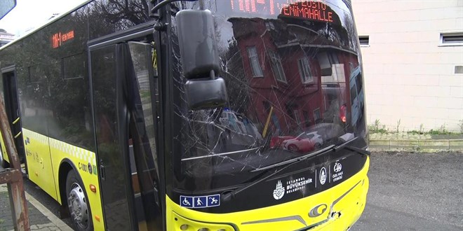 �ETT otob�s� kald�r�mdaki dire�e �arpt�: 4 yaral�