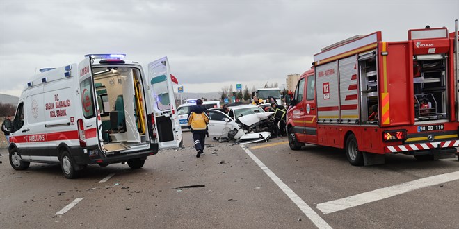 Nev�ehir'de �� arac�n kar��t��� kazada 2 ki�i �ld�