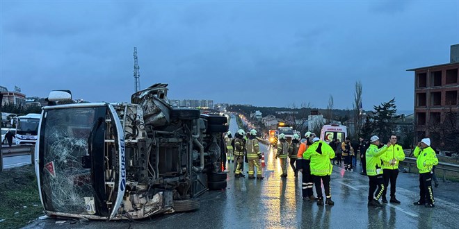 B�y�k�ekmece'de servis arac�n�n devrilmesi sonucu 1 ki�i �l�