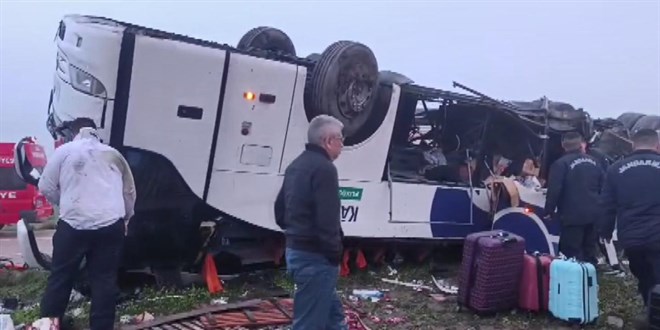 Adana'da yolcu otob�s� devrildi: 2 �l�, 19 yaral� - Son Dakika Haber