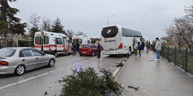 �orum'da yolcu otob�s� ile minib�s �arp��t�: 7 yaral� - Son Dakika Haber