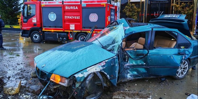 Bursa'da otomobil reklam panosuna �arpt�: 1 �l�