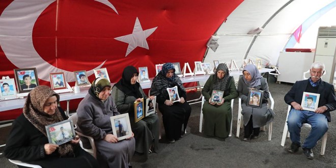 Diyarbak�r anneleri bayramda da evlatlar�n�n yolunu g�zl�yor