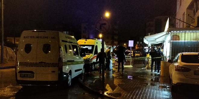 Market sahibi ile m��terinin silahl� kavgas�nda 1 ki�i �ld� - Son Dakika Haber