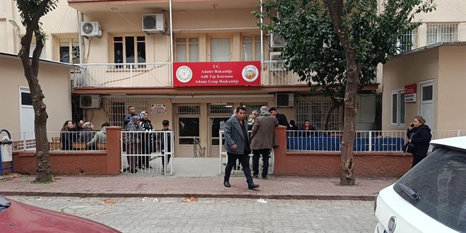 Adana'da yol kesip b��akla sald�rd�lar: 17 ya��ndaki �ocuk �ld�