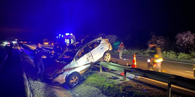 Otomobil SUV tipi ara�la �arp��t�: 2 �l�, 4 yaral� - Son Dakika Haber