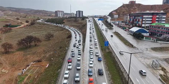 43 ilin ge�i� noktas�nda yo�un trafik! Tatilciler d�n��e ge�ti - Son Dakika Haber