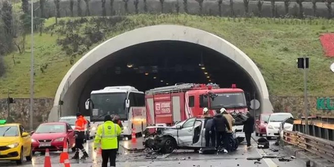 Sultangazi'de zincirleme kaza: Ya�murda kayan ara� bariyerlere �arpt�, - Son Dakika Haber