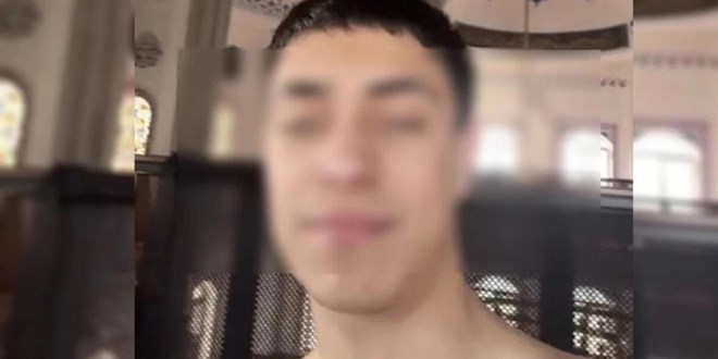 Camide yar� ��plak k�f�rl� �ark� s�yleyen gen� tutukland� - Son Dakika Haber