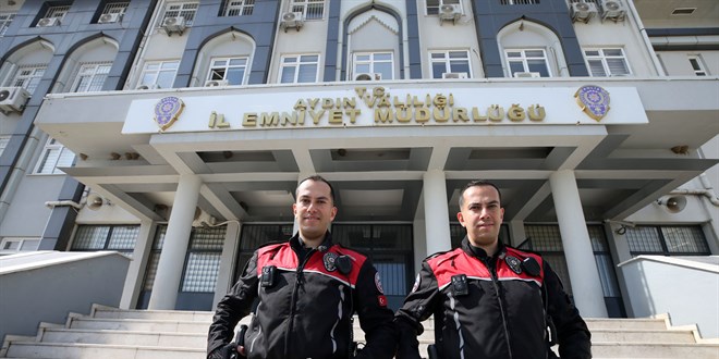 Telsiz sesleriyle b�y�yen ikiz polisler omuz omuza g�rev yap�yor - Son Dakika Haber