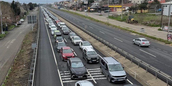 Bayram d�n��� trafik yo�unlu�u: A��r vas�talara k�s�tlama - Son Dakika Haber