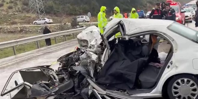 Isparta'da iki otomobil �arp��t�: 2 �l�, 4 yaral�