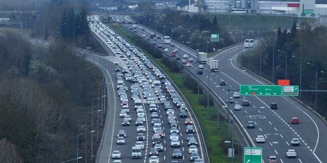 Anadolu Otoyolu'nda bayram tatilinden d�n�� yo�unlu�u ya�an�yor