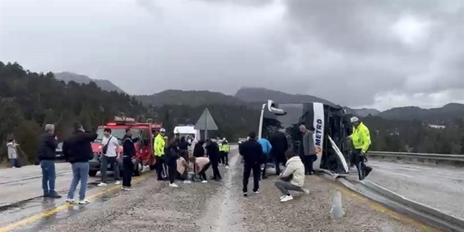 Konya'da devrilen yolcu otob�s�ndeki 14 ki�i yaraland� - Son Dakika Haber