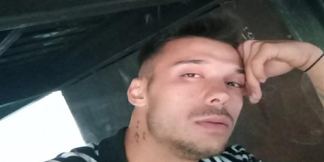 �n�n� kesen ki�iler taraf�ndan kalbinden b��aklanan m�zisyen �ld�