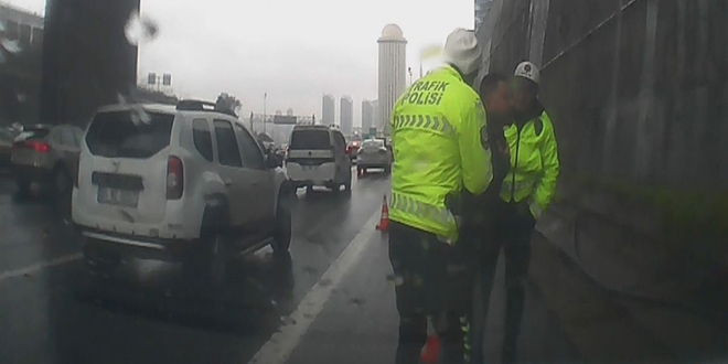 Ba�c�lar'da bo�az�na �eker ka�an s�r�c�y� polis kurtard� - Son Dakika Haber