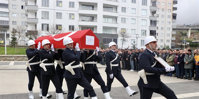 Trabzon'da kalp krizi ge�iren polis memuru hayat�n� kaybetti