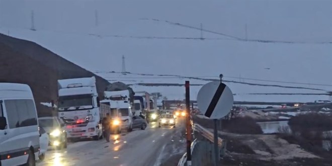 Y�ksekova'da heyelan karayolunu yuttu, �evre illerle ula��m kesildi - Son Dakika Haber