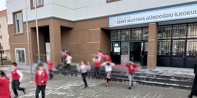 �lkokul 4. s�n�f ��rencisi s�n�fa kar spreyi getirdi: 30 ��renci hastanelik oldu!