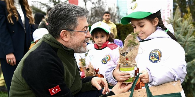 Bakan Yumakl� �ocuklarla fidan dikti - Son Dakika Haber