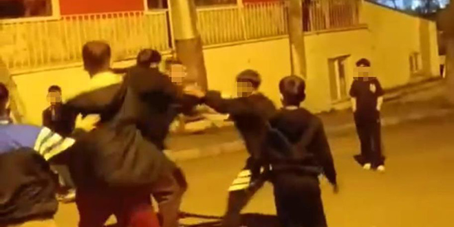 �n� kesilen �ocuk ya��tlar� taraf�ndan darp edildi