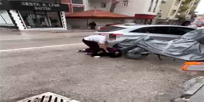 K�z ��renci, tart��t��� akran�n� yere yat�r�p aya��yla y�z�ne bast� - Son Dakika Haber