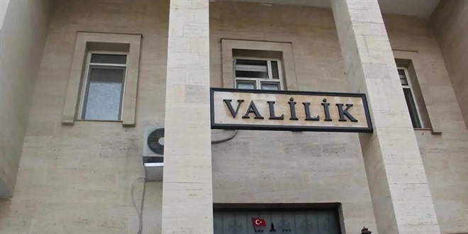 Diyarbak�r'da sivil polis arac�n�n ge�i�i s�ras�nda el yap�m� patlay�c� patlad� - Son Dakika Haber