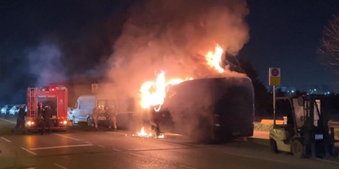 Ka��thane'de park halindeki minib�s yand� - Son Dakika Haber