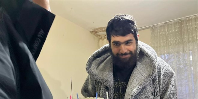 Evden ��kmayan telefon ba��ml�s� gen� 25. ya��na bilgisayar ba��nda girdi