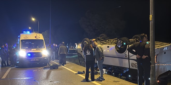 �nfaz koruma memurlar�n� ta��yan otob�s devrildi: 16 yaral� - Son Dakika Haber