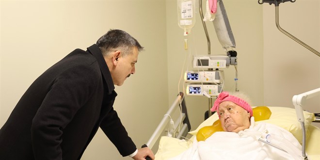 Bakan �ift�i, ilkokul ��retmenini hastanede ziyaret etti