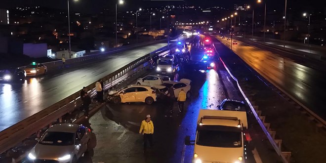 �stanbul'da zincirleme kaza: 8 ara� birbirine girdi - Son Dakika Haber