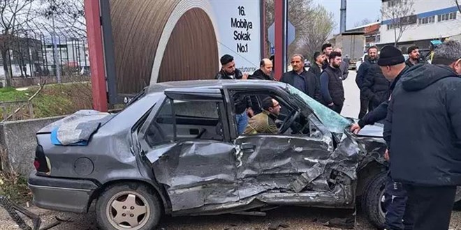 Kamyonet ile otomobil �arp��t�; 2'si bebek 9 yaral�